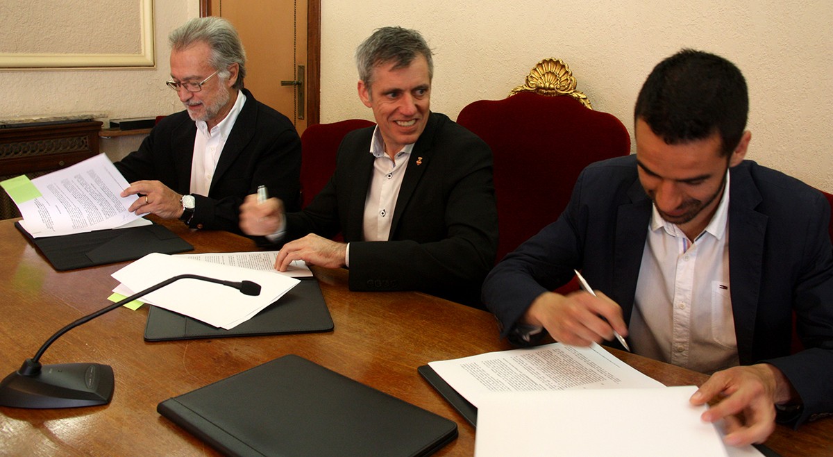 D'esquerra a dreta: el president del patrona d'Eurecat, Xavier Torra; l'alcalde d'Amposta, Adam Tomàs; i el regidor de Governació, Miquel Subirats, durant la signatura de l'acord per la integració del CETECOM a Eurecat. 