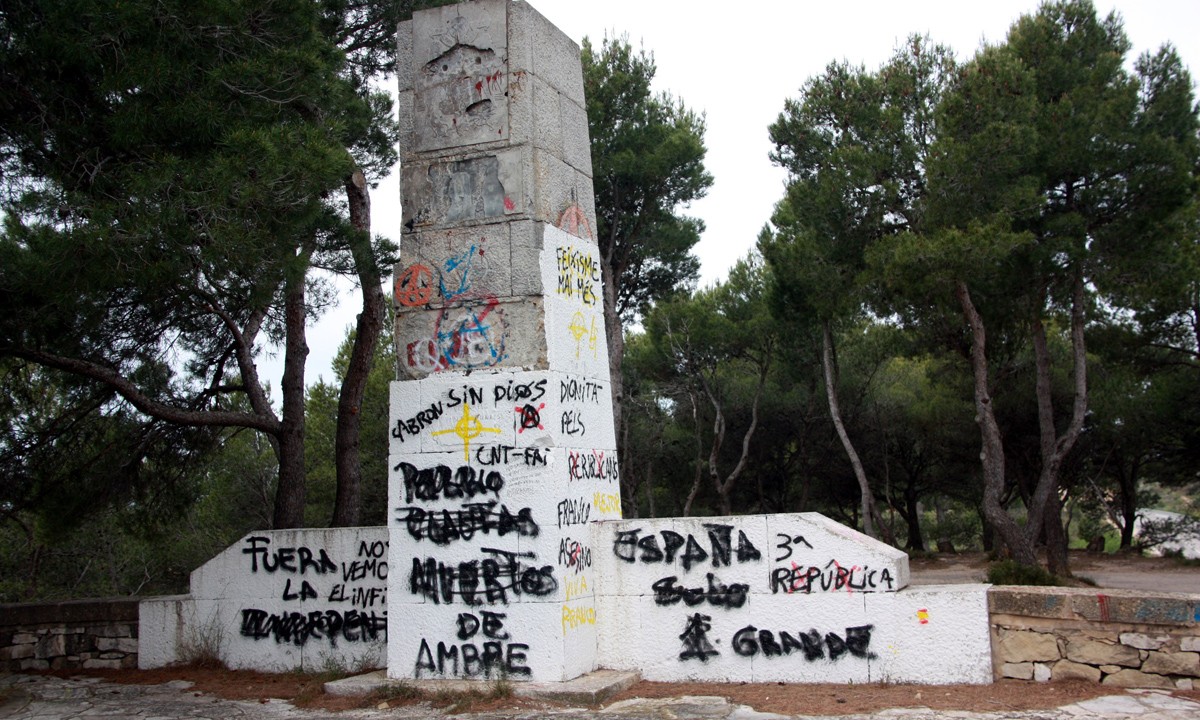 El monòlit en record al lloc de comandament franquista durant la Batalla de l'Ebre i els seus voltants es troben totalment abandonats i degradats