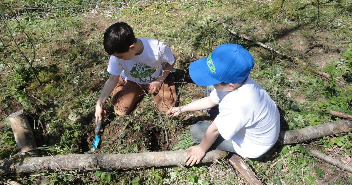 Dos nens de Taufkirchen (Munic) plantant un arbre al seu poble