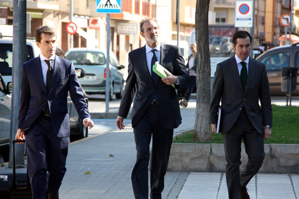 El director general d'Escal UGS, Carlos Barat (al centre), es dirigix als jutjats de Vinaròs acompanyat pels seus advocats on ha declarat pel 'cas Castor'.