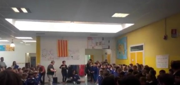 Escolars de Breda di Piave cantant Els Segadors.