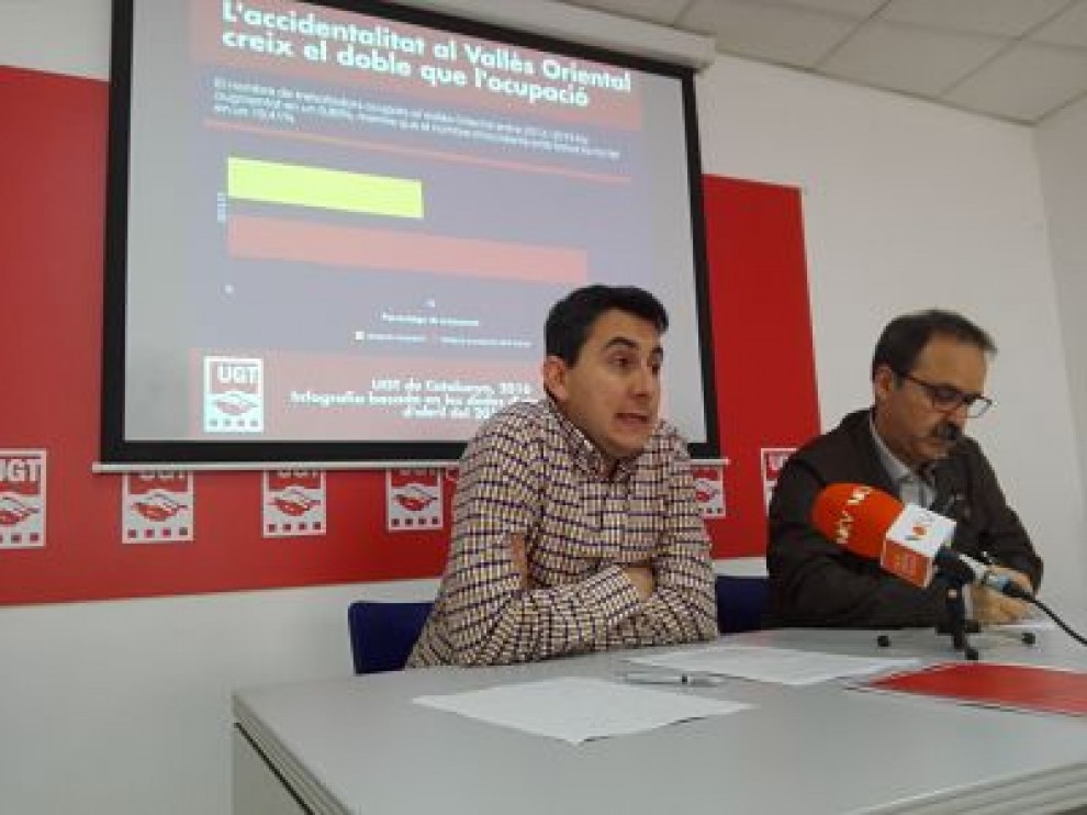 El secretari comarcal d'UGT al Vallès Oriental, Òscar Riu, i el responsable de Prevenció de Riscos Laborals d'UGT, Dionís Oña, durant al roda de premsa a Granollers.