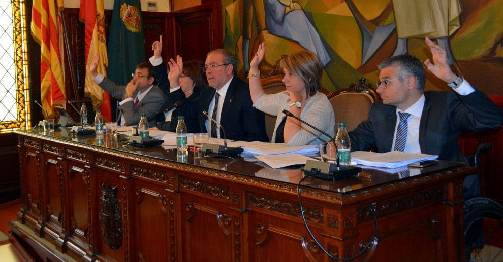 Imatge de la taula presidencial de la Diputació de Lleida