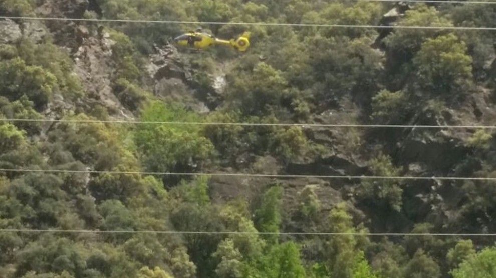 Imatge de l'helicòpter que ha rescatat la jove