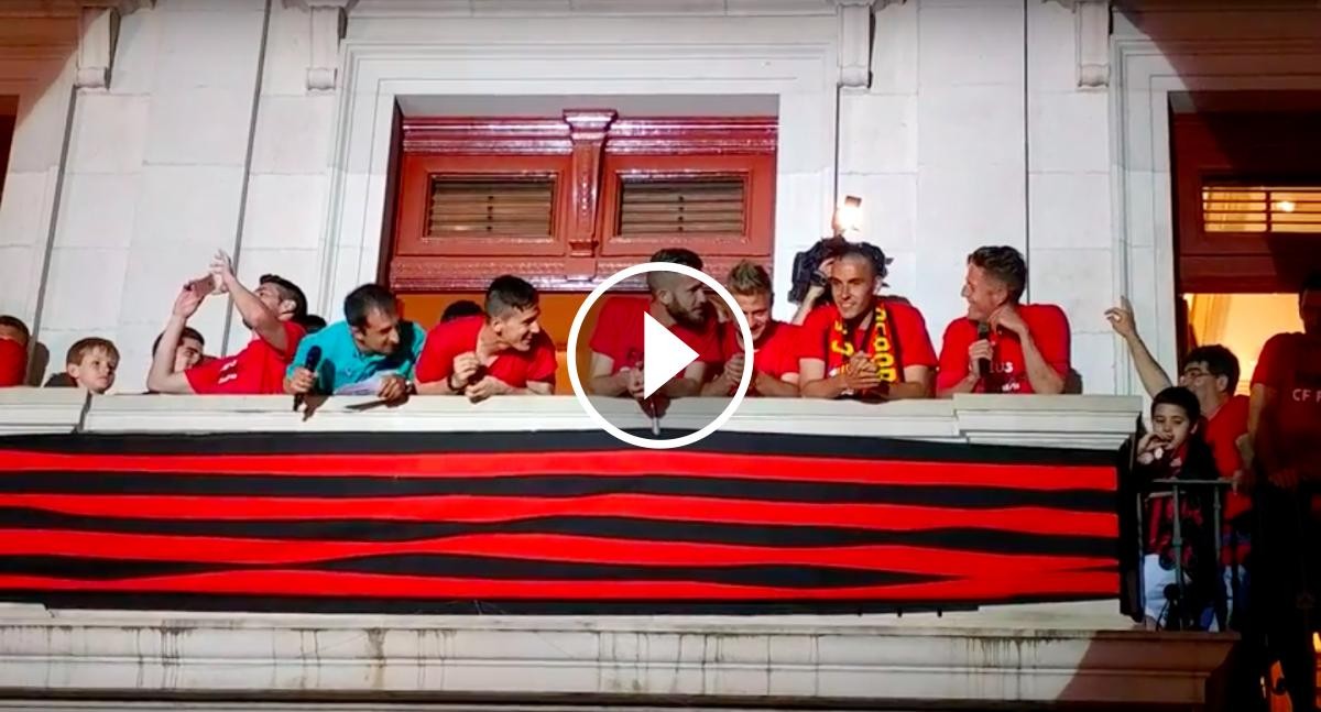 Els jugadors del CF Reus Deportiu van sortir al balcó de l'Ajuntament per rebre l'afició roig-i-negra