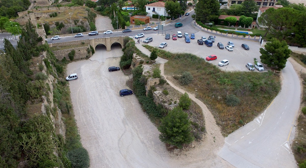 El camí de terra de l'aparcament del Fossat on hi ha previst la construcció d'un aparcament mòbil de tres plantes 