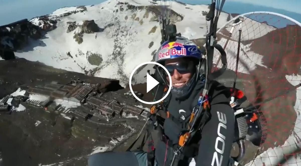 Pál Takáts sobrevola amb paramotor el mont Fuji, el cim emblemàtic del Japó