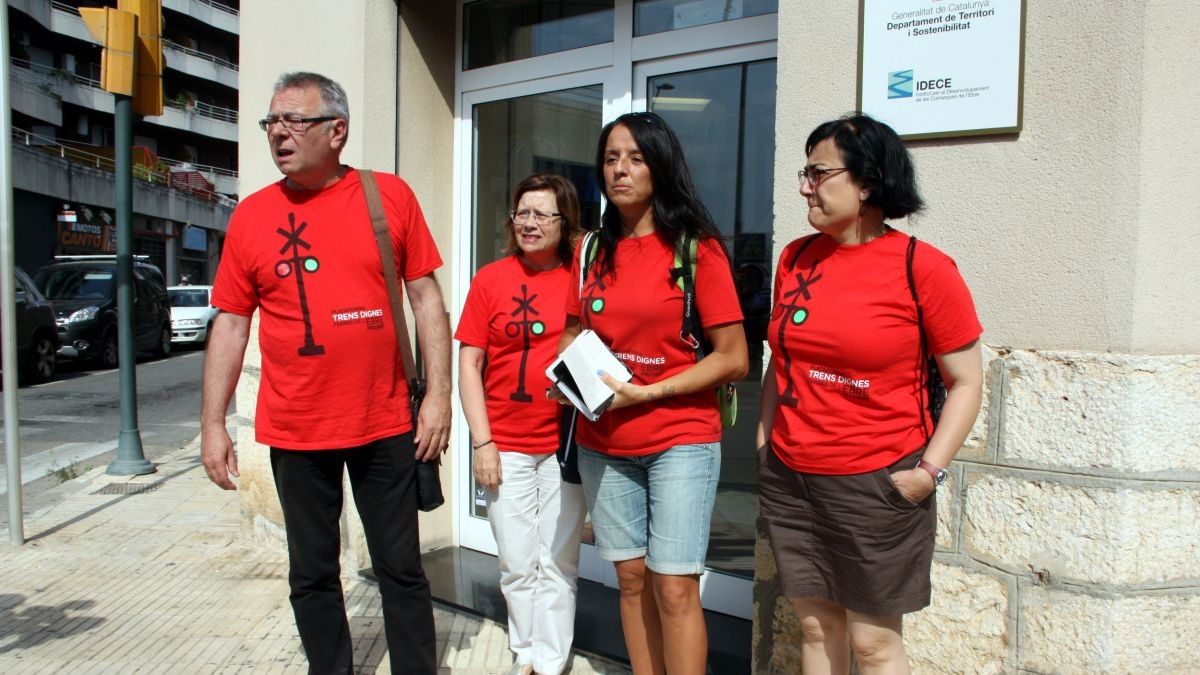 Els membres de la Plataforma Trens Dignes després de reunir-se amb el conseller Rull a Tortosa