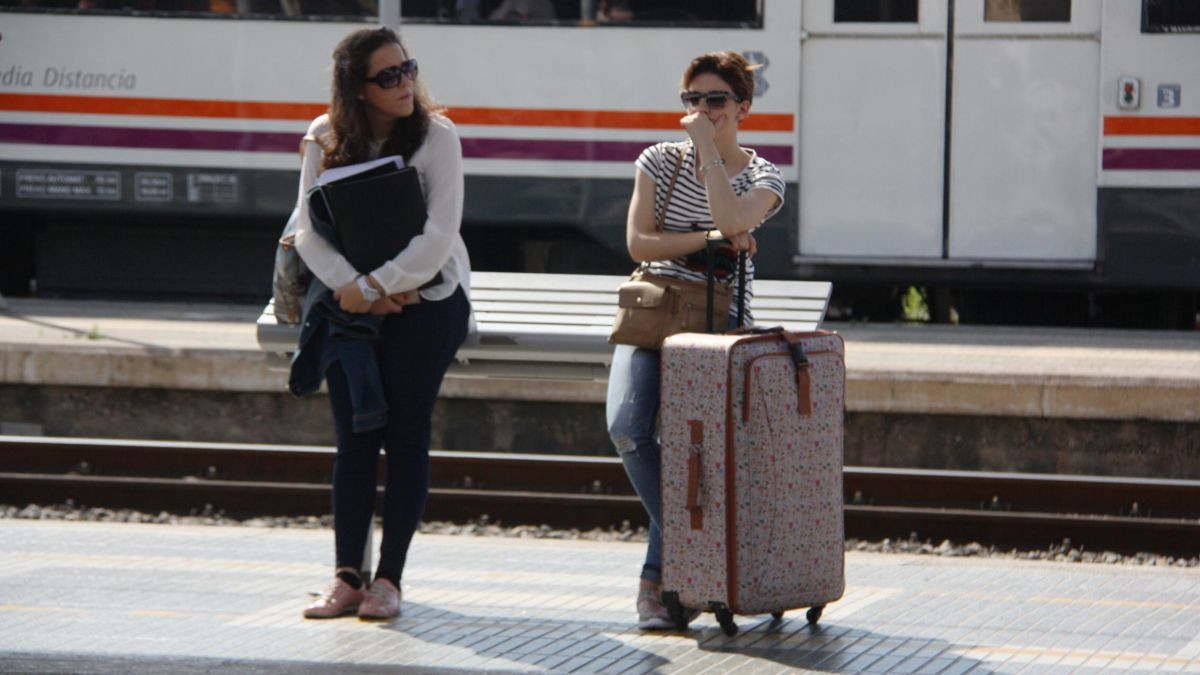 Dues usuàries esperant un tren.