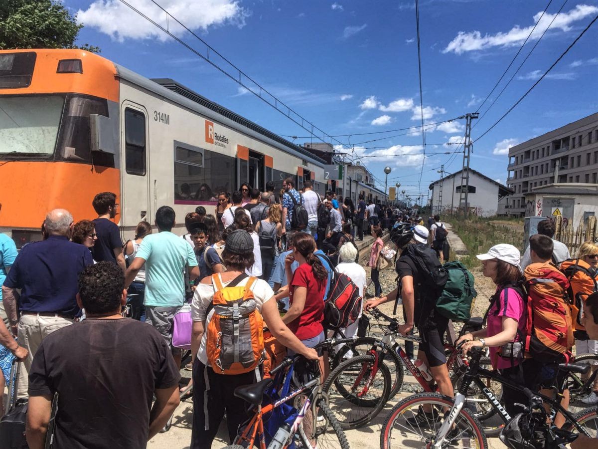 Els passatgers d'un tren de la R16 canviant de tren a Cambrils després d'estar més d'una hora aturats a Tarragona.