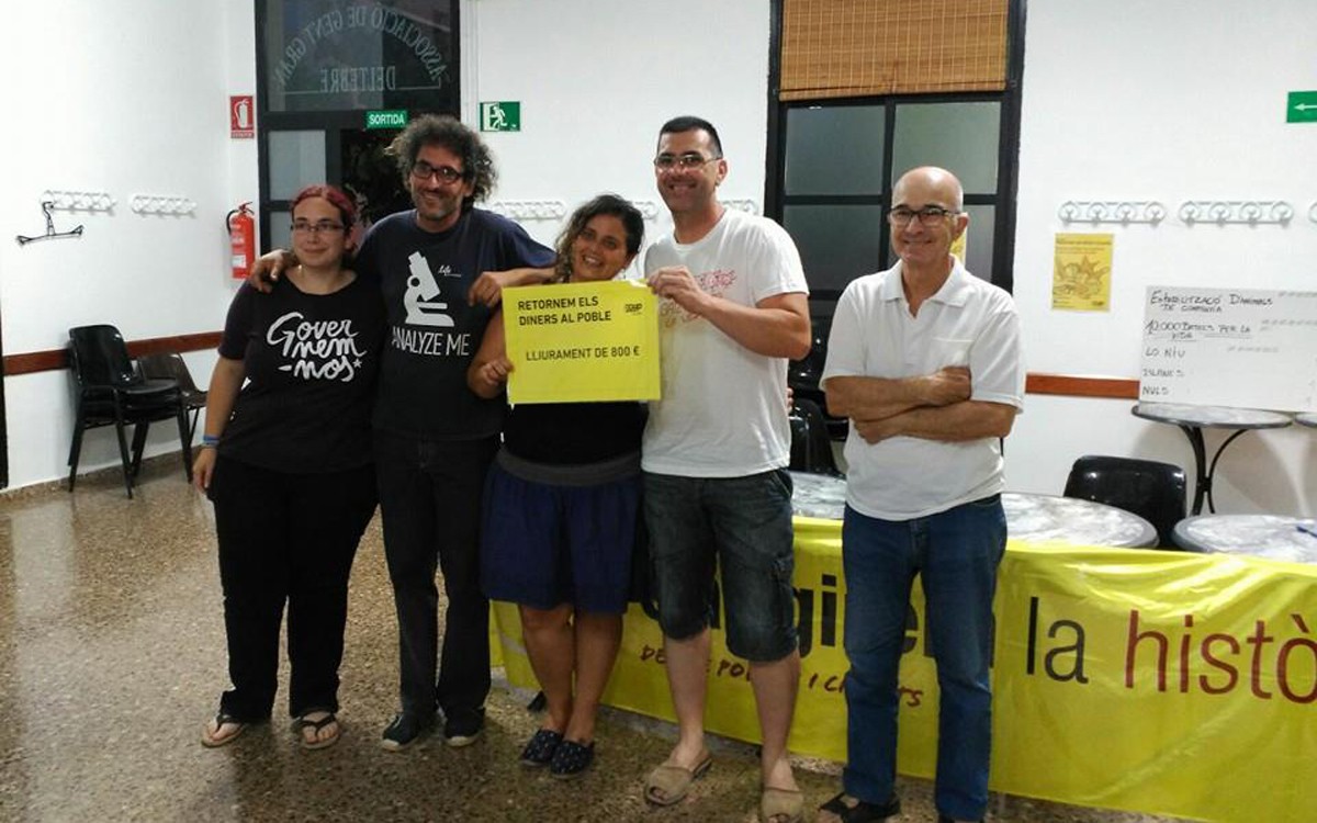 Membres de l'assemblea de la CUP Deltebre han fet entrega de 800 euros a un projecte solidari de l'associació de veïns de Jesús i Maria