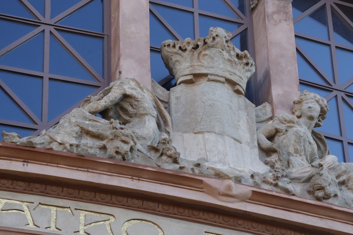 Estàtua sense cap de la façana del Teatre Principal de Terrassa 