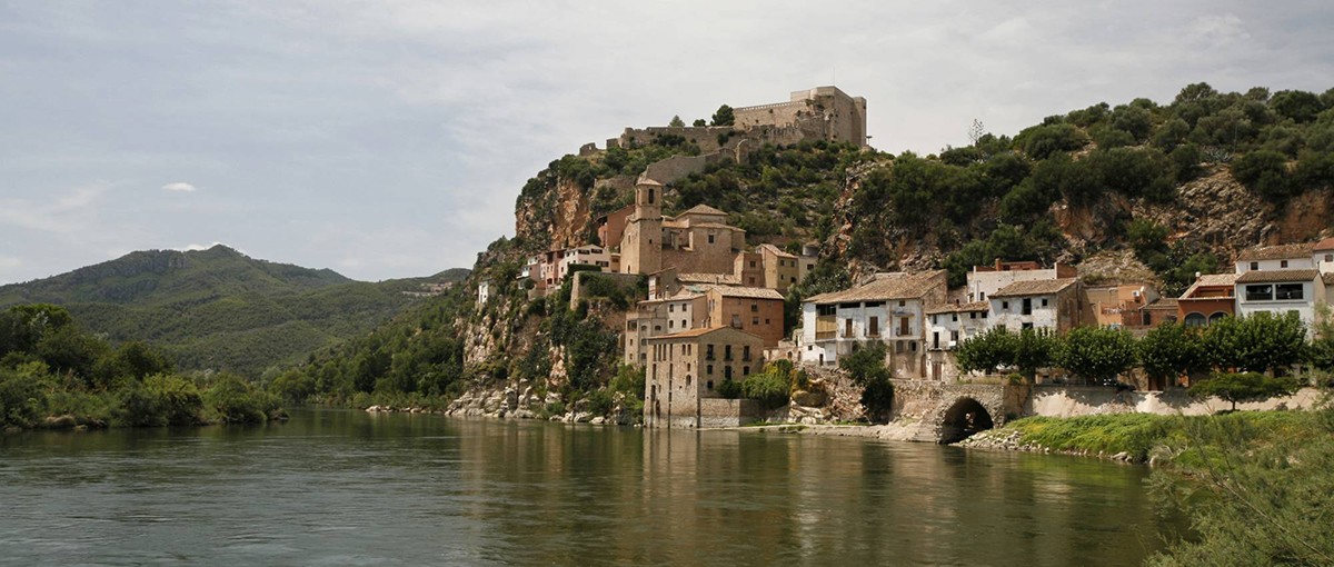 Vista de Miravet des de l'Ebre, amb el seu castell.