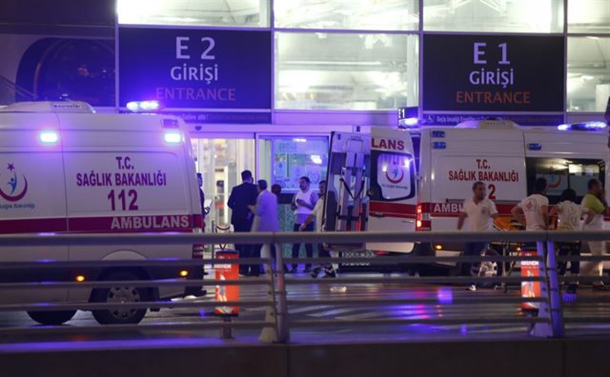 Ambulàncies davant l'aeroport principal d'Istanbul aquest dimarts després de l'atac 
