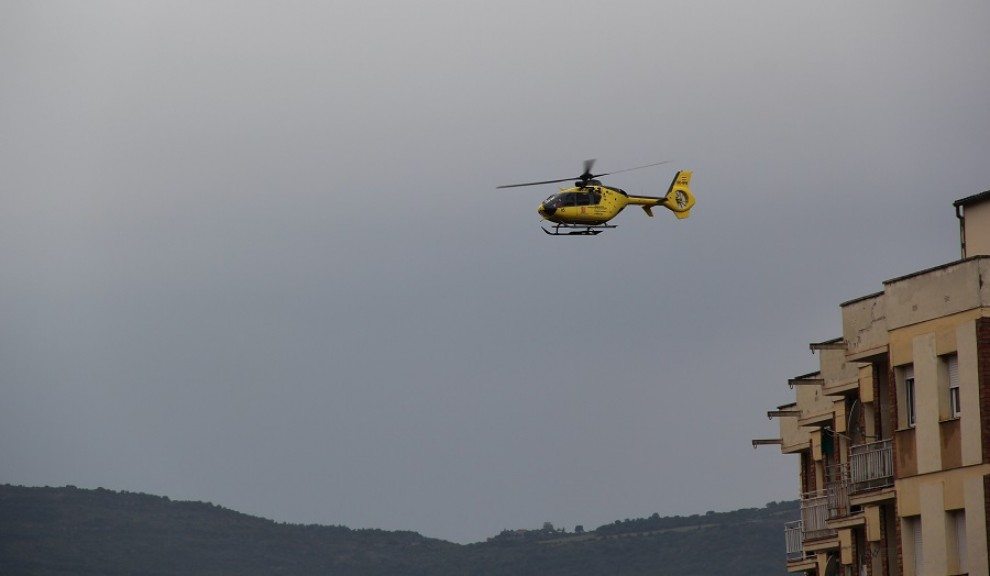 L'helicòpter dirigint-se a l'Hospital de Tremp