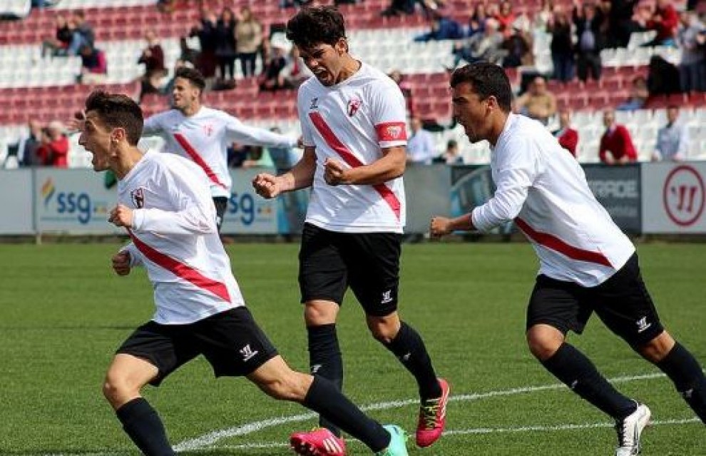 Jugadors del Sevilla Atlètic celebrant un gol