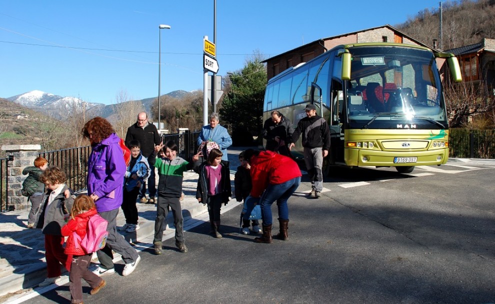 Imatge d'arxiu d'un grup d'escolars de Pallars Sobirà baixant d'un autocar