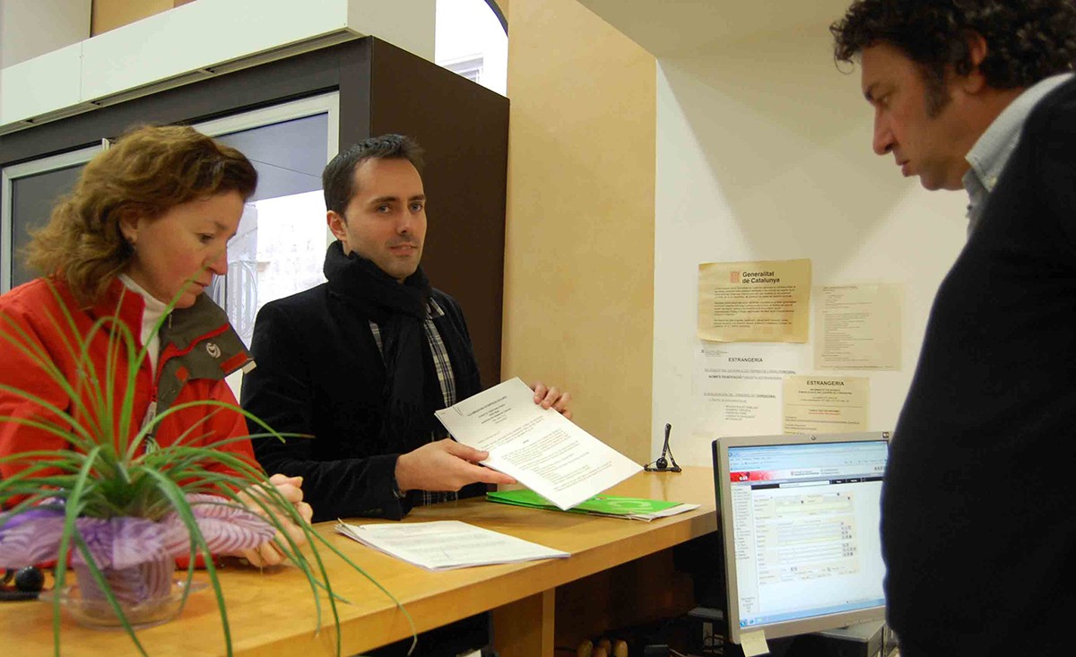 Imatge del 19 de febrer del 2013. Jordi Jordan i Cinta Galiana presenten una sol·licitud a la Sindicatura de Comptes en relació a GUMTSA