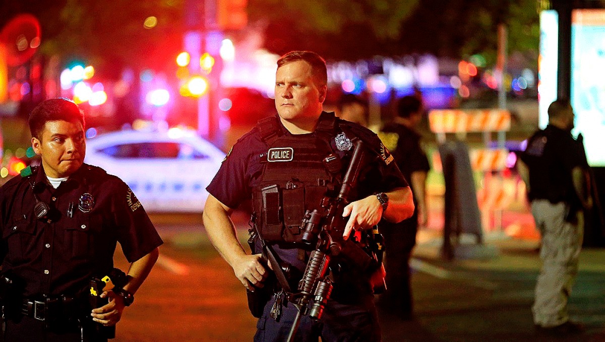 Dos policies a Dallas, després del tiroteig