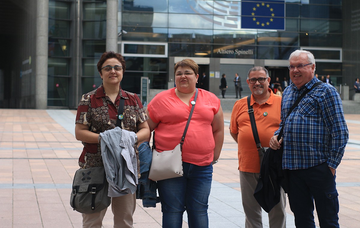 Delegació de la Plataforma en Defensa de les Terres del Sénia davant del Parlament Europeu a Brussel·les. 