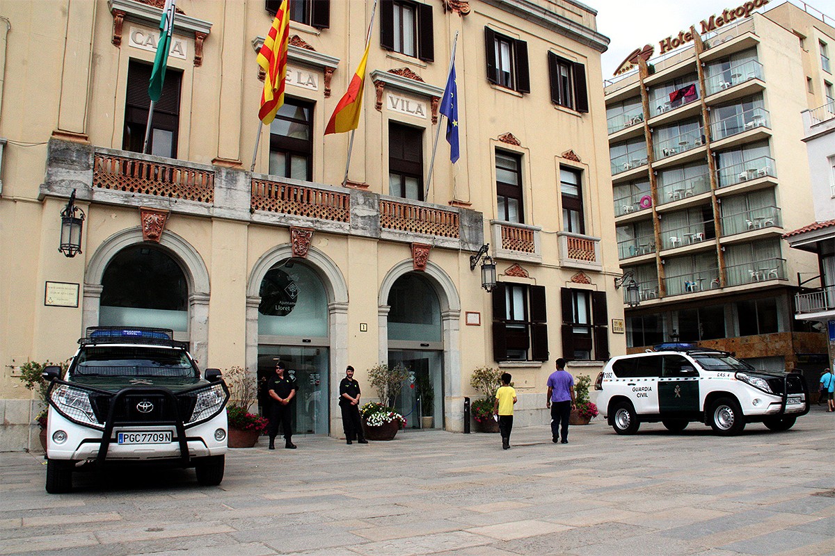 La Guàrdia Civil, a l'exterior de l'Ajuntament de Lloret de Mar