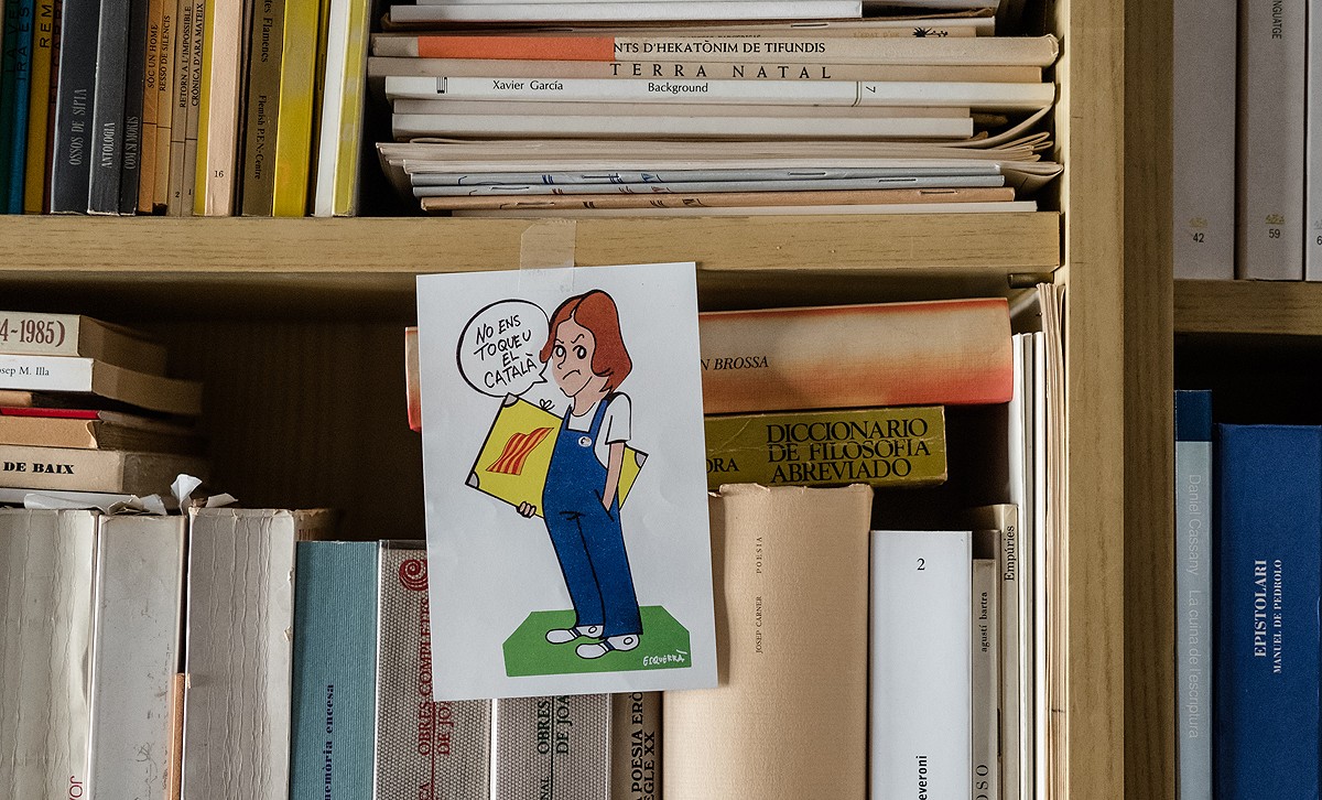 Un dibuix de la Norma enganxat al prestatge d'una biblioteca.
