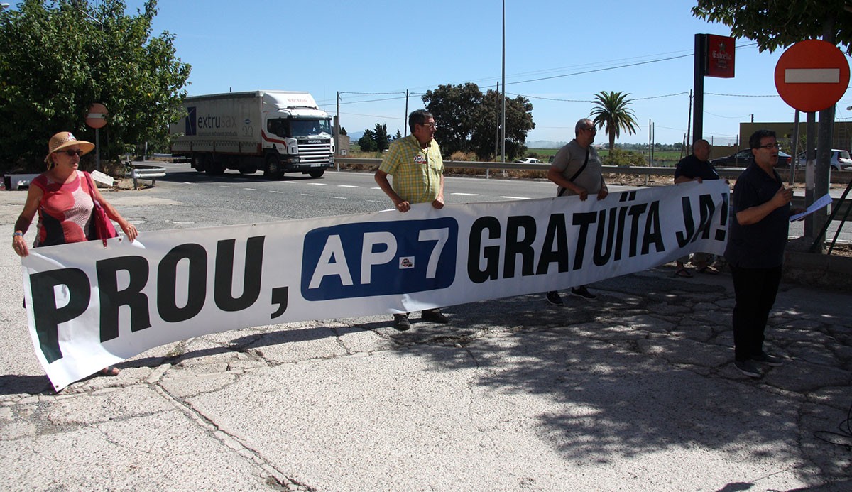 Els veïns que reclamen la gratuïtat de l'AP-7 despleguen una pancarta al punt de la N-340 on s'efectuen els talls diaris. Imatge del 14 de juliol . 