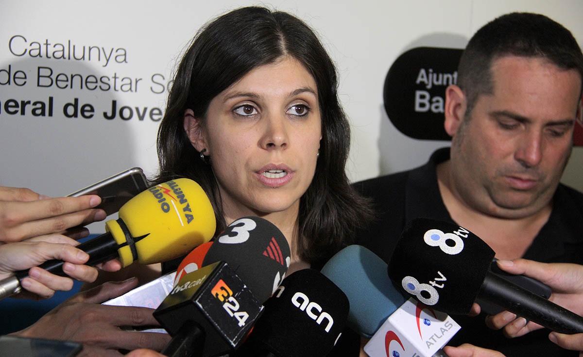 La directora general de Joventut, Marta Vilalta, atén els mitjans