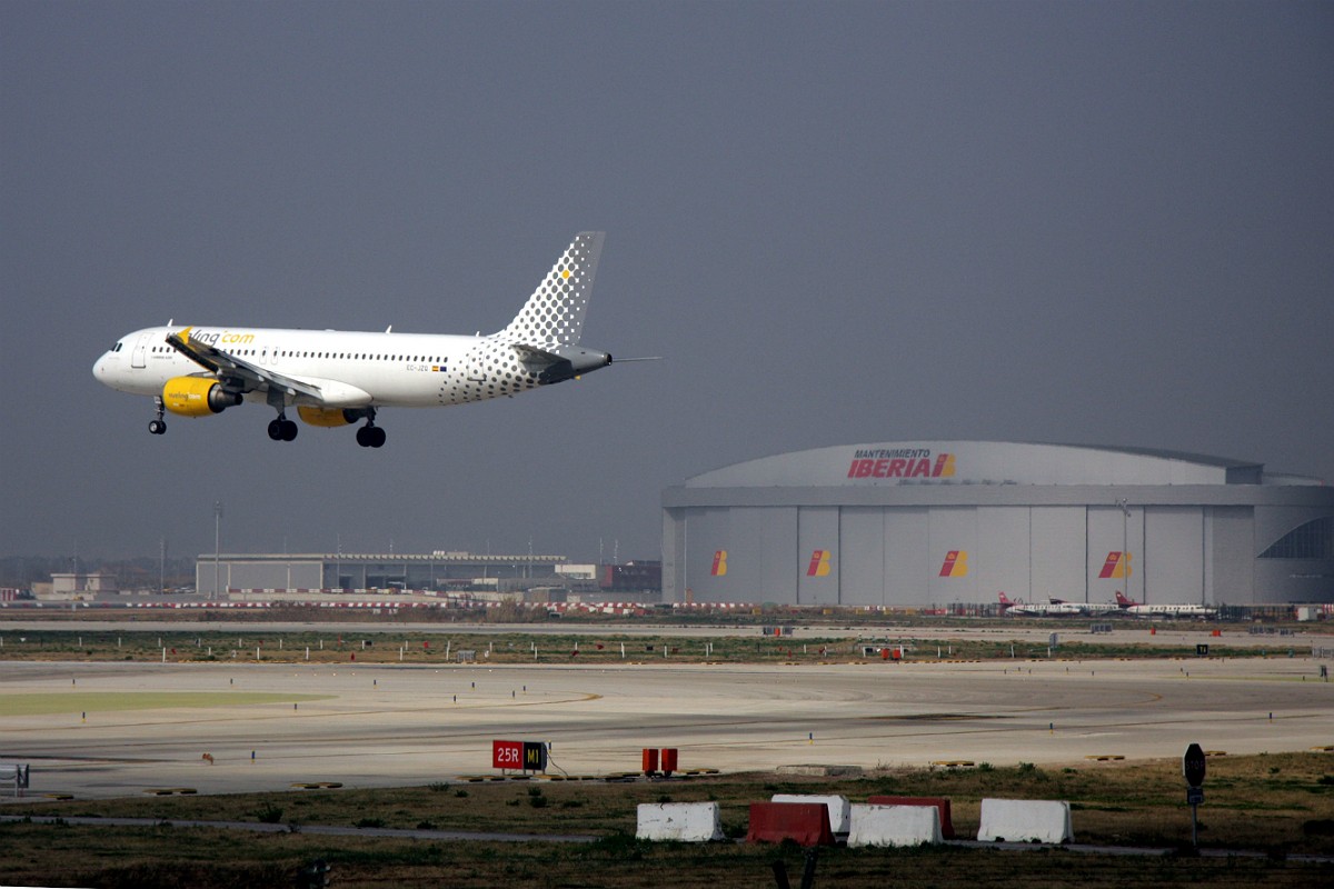 Un avió de Vueling a la pista de l'aeroport de Barcelona