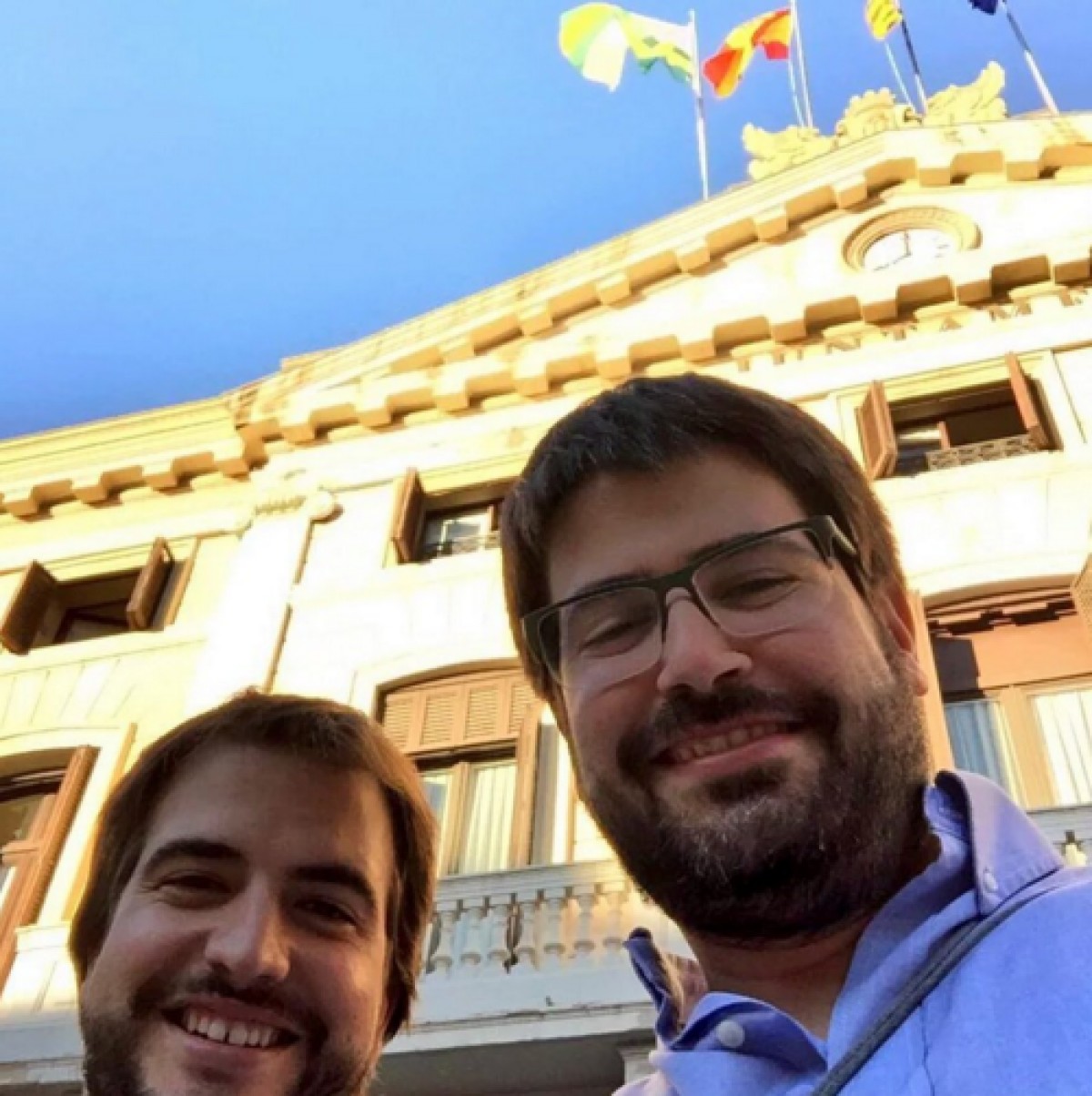Ricard Ustrell i Xavi Bundó davant de l'Ajuntament de Sabadell