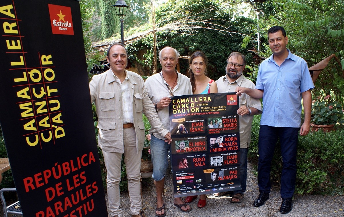 El director Pere Camps, Joan Isaac, Mercè Poch i autoritats del municipi presentant el cartell del festival