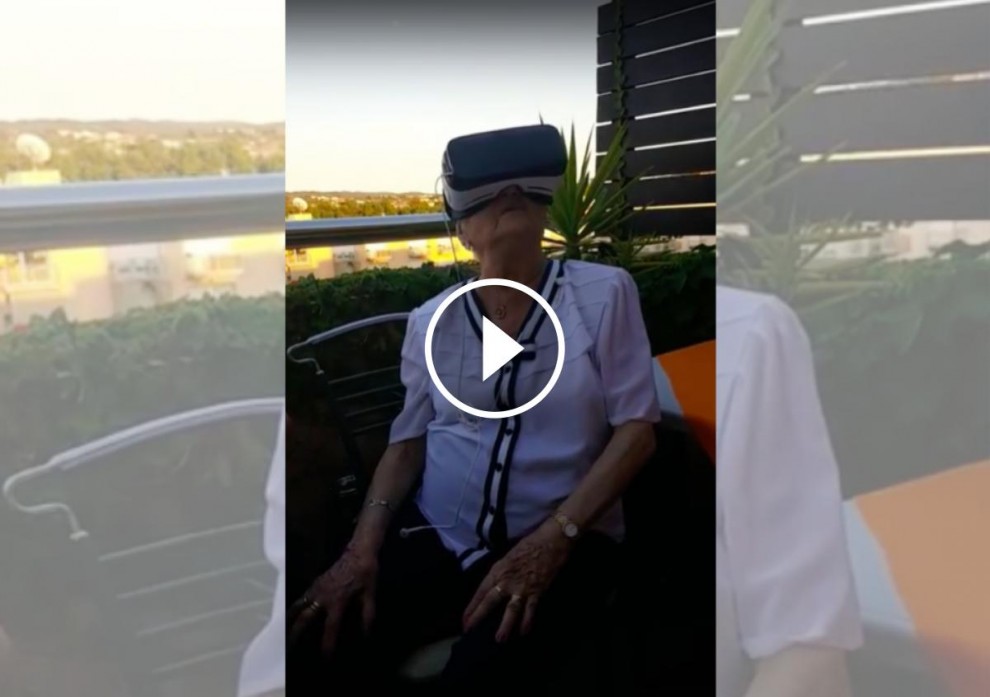 Una dona de 95 anys viu per primer cop una experiència en realitat virtual