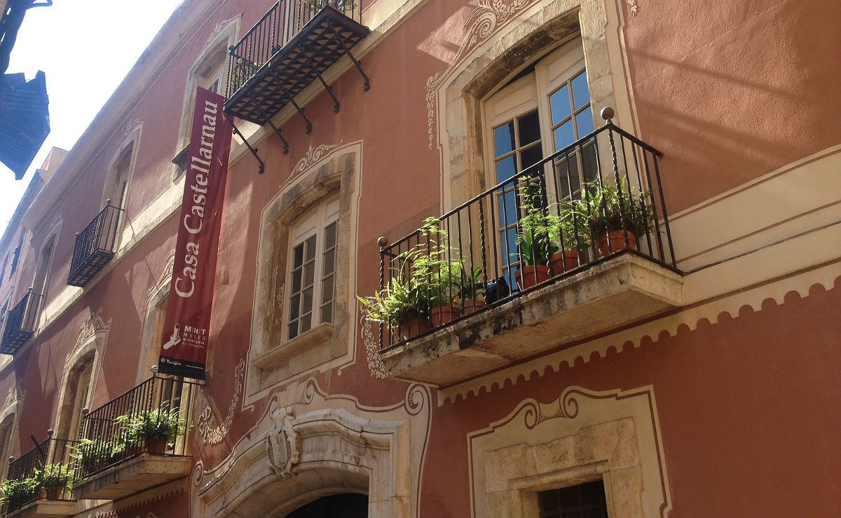 La Casa Castellarnau està ubicada al carrer de Cavallers de Tarragona.