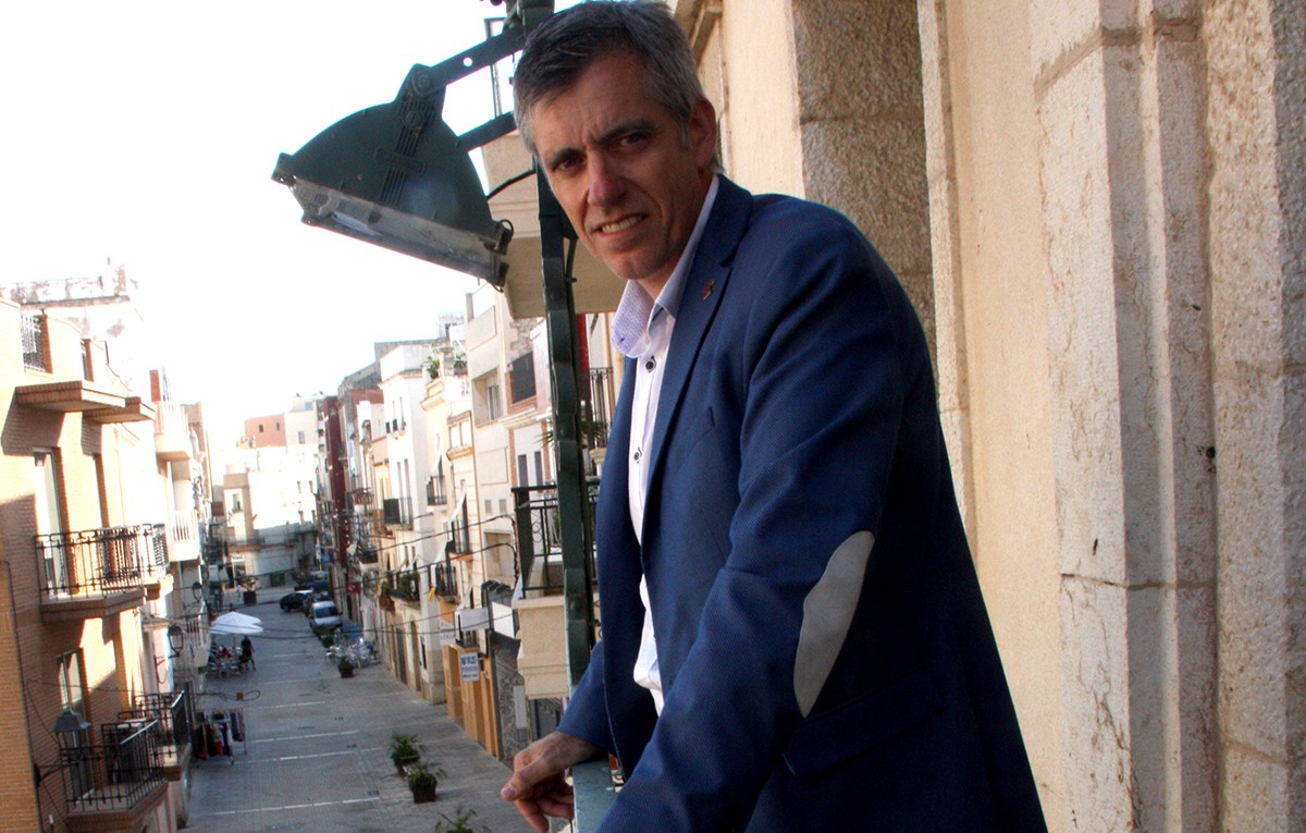 L'alcalde d'Amposta, Adam Tomàs, al balcó de l'Ajuntament. Foto d'arxiu.