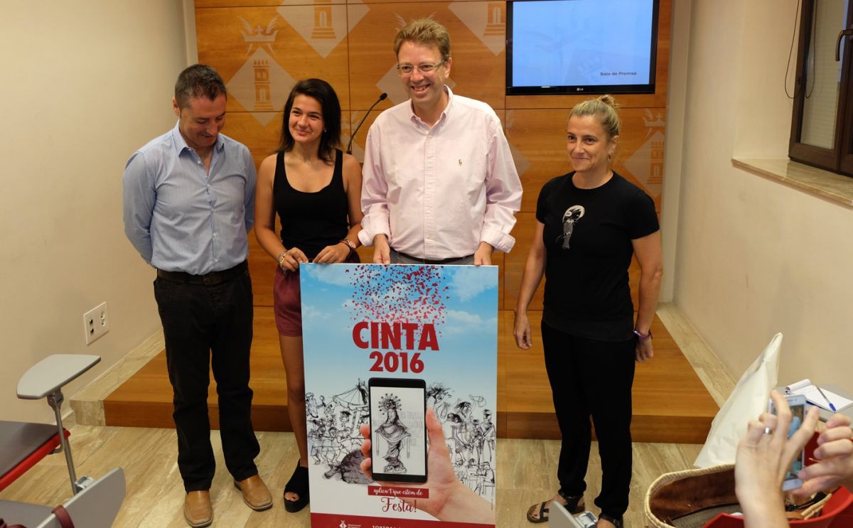 El regidor de Festes, Domingo Tomàs; la reina de festes, Maria Otero; l'alcalde de Tortosa, Ferran Bel i la dissenyadora Marta Viladrich, mostrant el cartell de les festes majors Cinta 2016