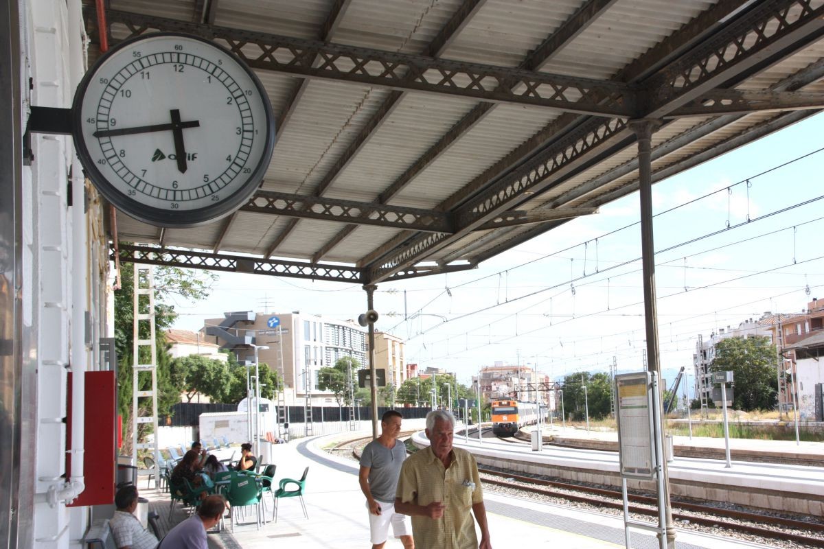 El rellotge de l'estació de Tortosa marca quarts de sis mentre arriba un dels trens des de Barcelona que havia d'arribar a les 17.25 hores