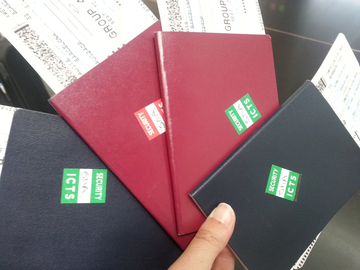 Un adhesiu vermell al passaport va iniciar les queixes d'Anna Rius.