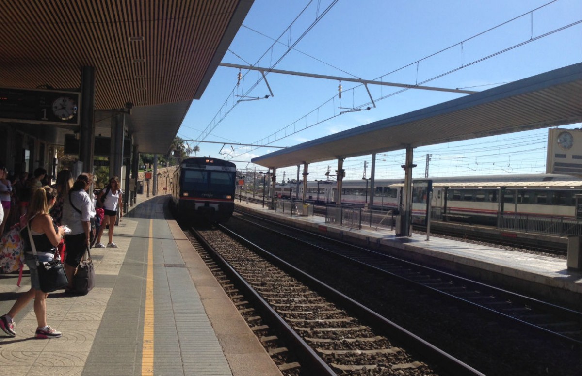 Un tren arribant a l'estació de Tarragona 