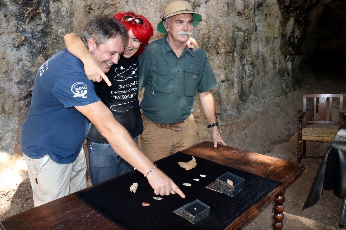 Els arqueòlegs Eudald Carbonell i Jordi Rosell juntament amb l'arqueòloga, Maite Arilla, que va fer la troballa de la dent a la Cova de les Teixoneres de Moià