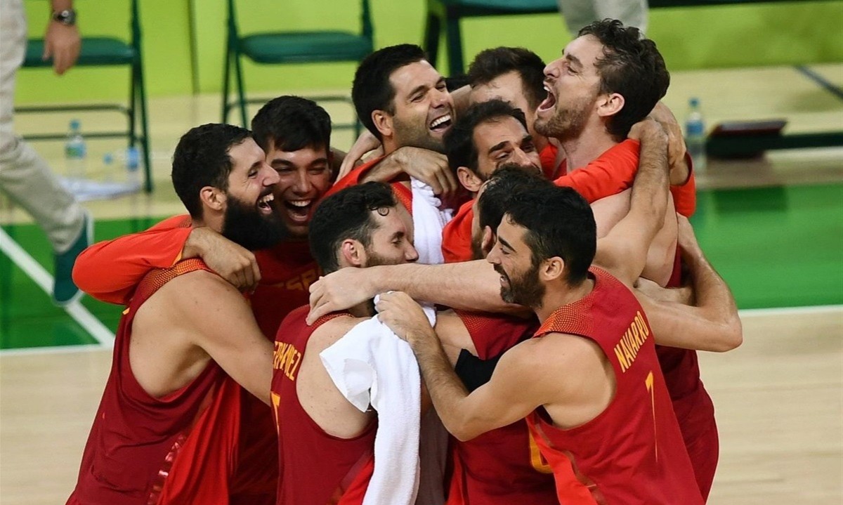 La selecció espanyola masculina de bàsquet celebra el bronze de Rio 2016