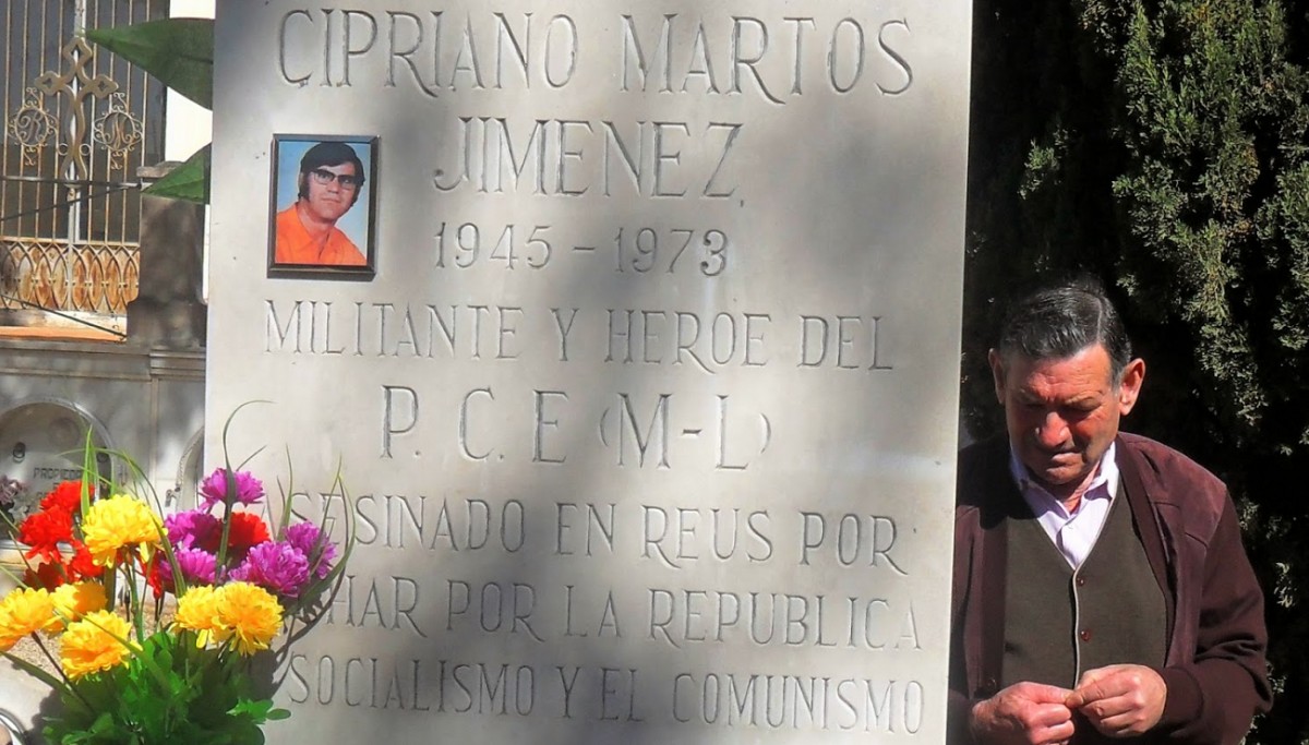 Antonio Martos, amb el monòlit dedicat al seu germà al cementiri de Reus