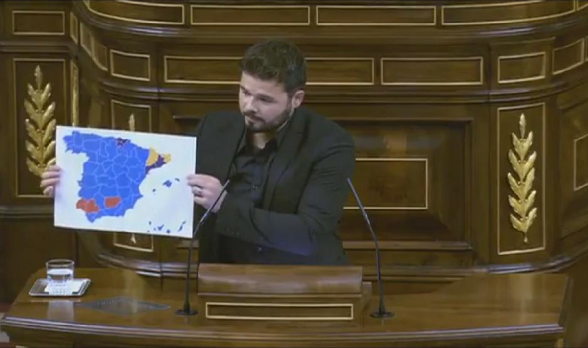 Rufián ensenya un mapa electoral de l'Estat a la tribuna del Congrés