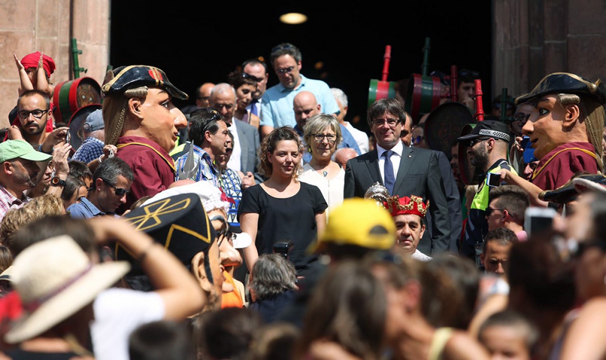 El president de la Generalitat, Carles Puigdemont, i l'alcaldessa de Berga, Montse Venturós, abans de començar la Patum