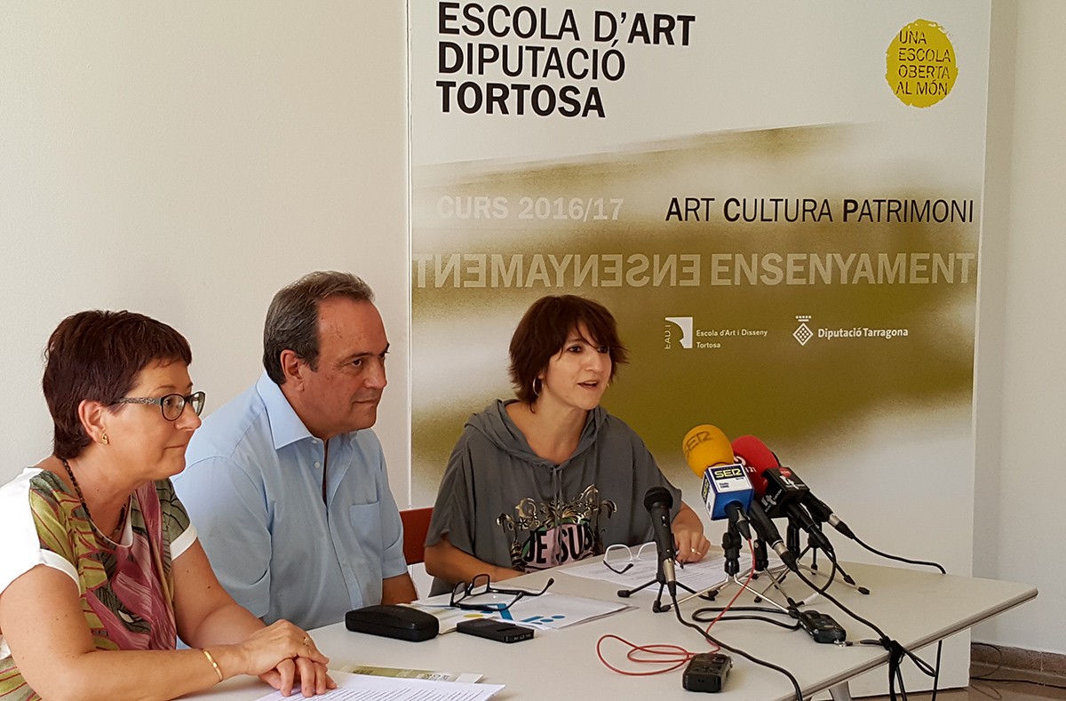 El diputat de Cultura de la Diputació, Joan Olivella; la responsable de l'àrea, Pilar Casas, i la directora de l'Escola d'Art, Pilar Lanau, han presentat la nova proposta formativa
