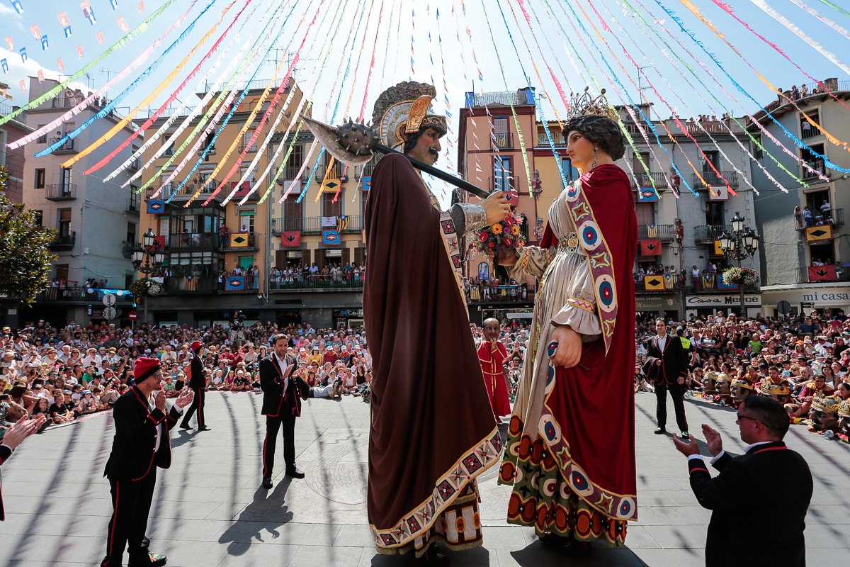 Els Gegants, ballant a la plaça el dia de la Mare de Déu del Tura