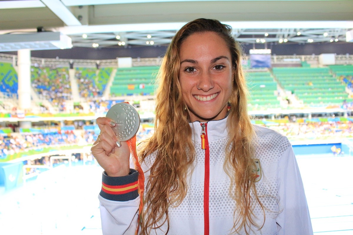 Sarai Gascón mostra la medalla de plata aconseguida a Rio 2016.