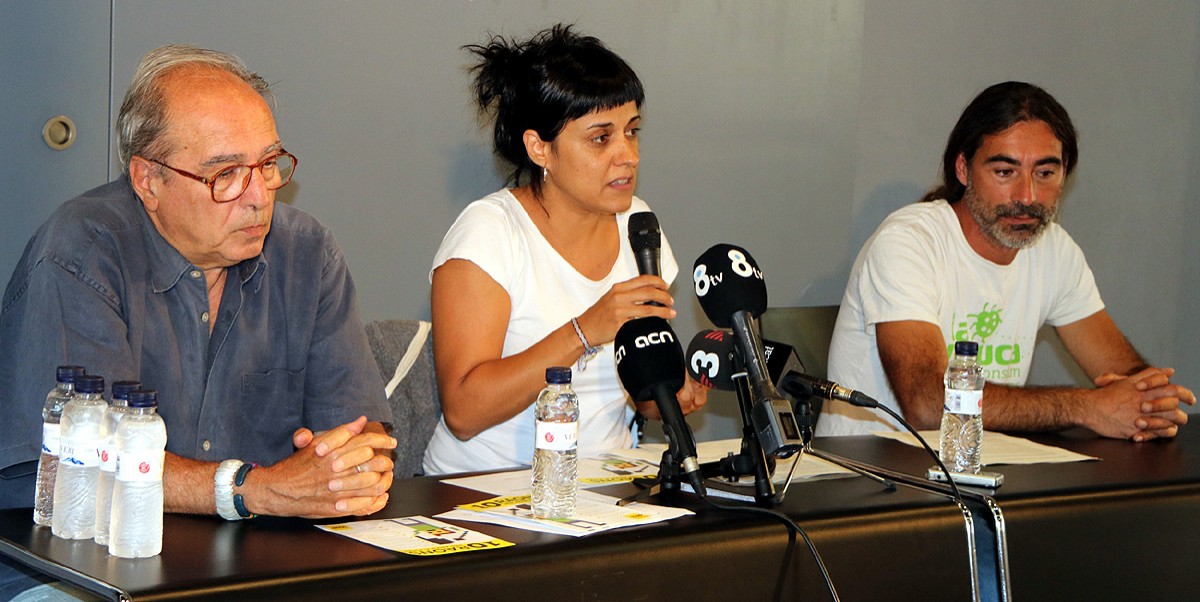 La diputada de la CUP Anna Gabriel, acompanyada per l'exalcalde de Monistrol de Calders Ramon Vancells i Julià de Jodar