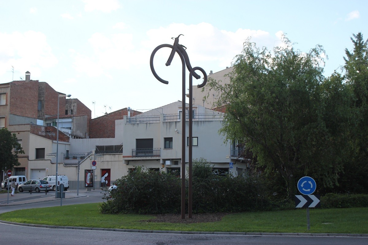 El monument a la Bicicleta ja presideix la rotonda.