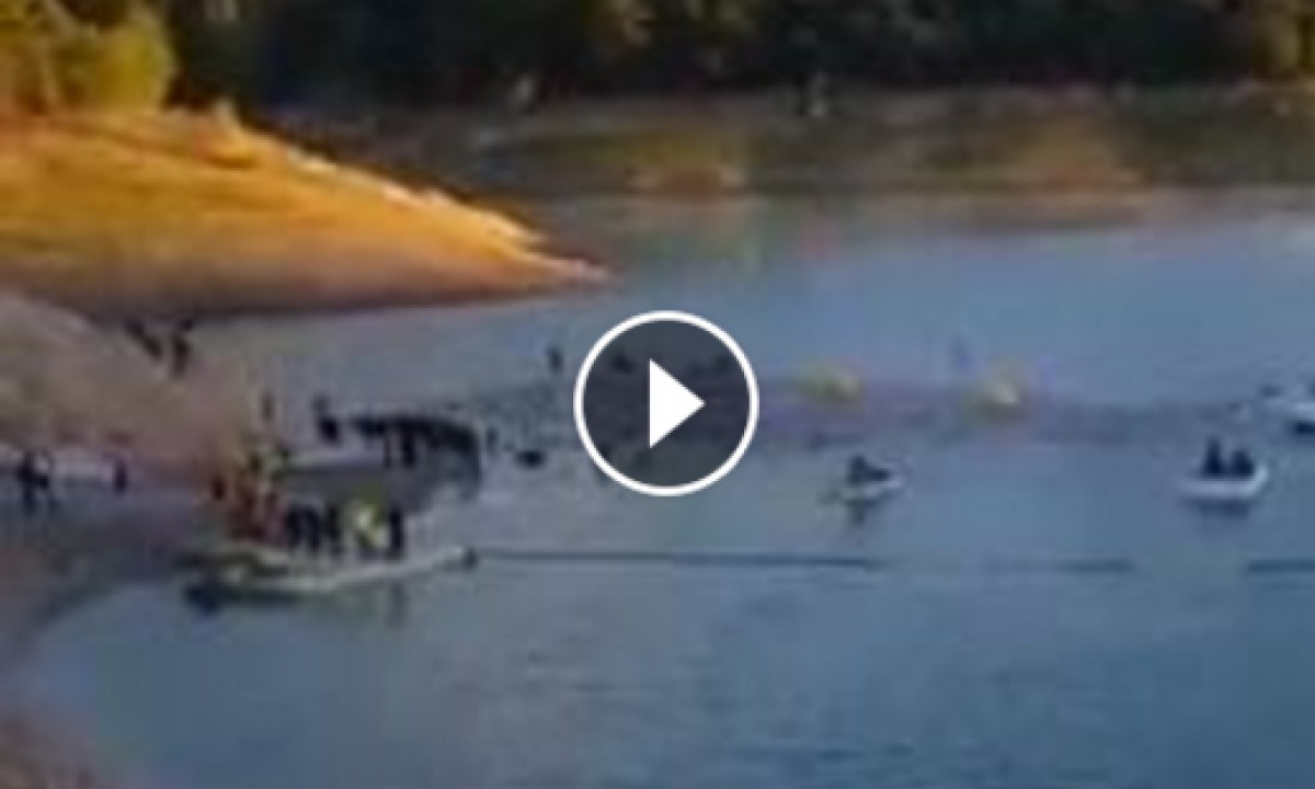 Centenars de triatletes es llancen a l'aigua al pantà de la Baells