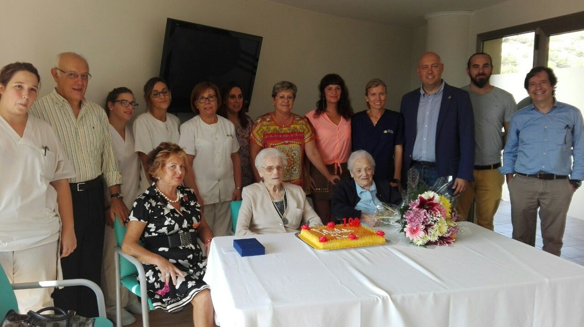 L'ampostina Josefa Fornós Barberà, amb sa germana Cinta al costat, la família i els treballadors de la residència celebrant el 100 aniversari